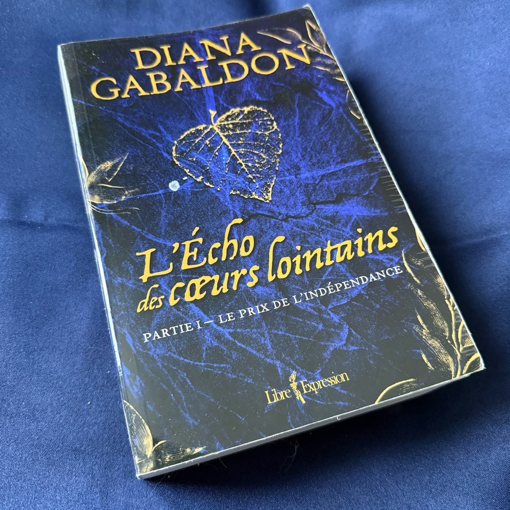 Diana Gabaldon Book with Blue and Gold Cover « L’Echo des cœurs lointains »